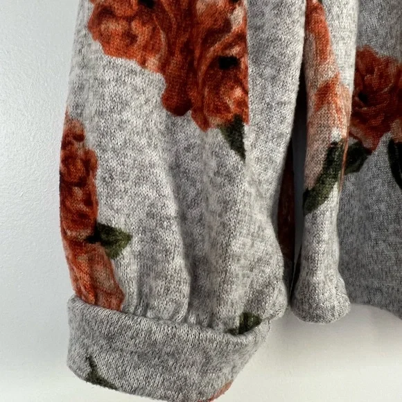[SOLD] [Free add on with purchase] Flower print sweater - Picture 2 of 5